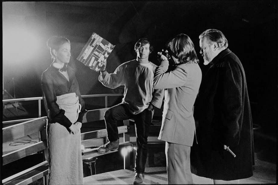 El fallecido director de cine Orson Welles (d) observando a la actriz Oja Kodar (i) junto al productor Frank Marshall (2i) y el cinematógrafo Graver (2d) durante el rodaje de la película "The Other Side of the Wind" (La otra cara del viento) en 1971. / Efe