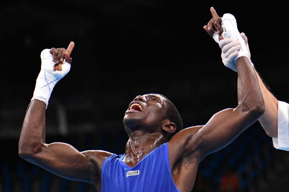 El boxeador colombiano Yuberjén Martínez celebra su clasificación a la final. / AFP