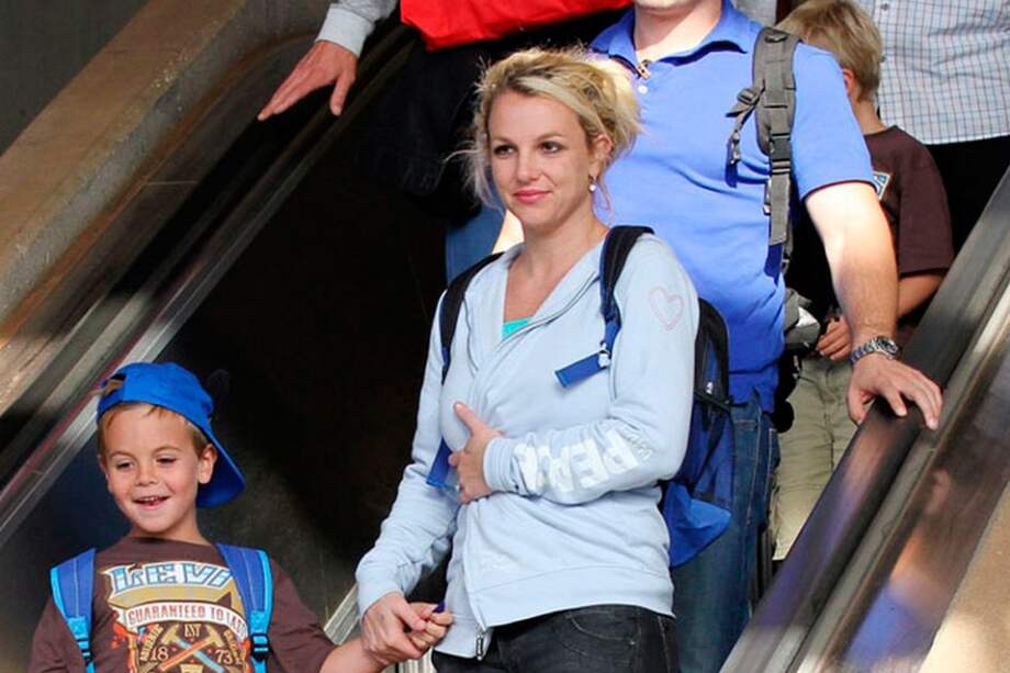 Britney Spears, de paseo con sus hijos. / Bang Showbiz.