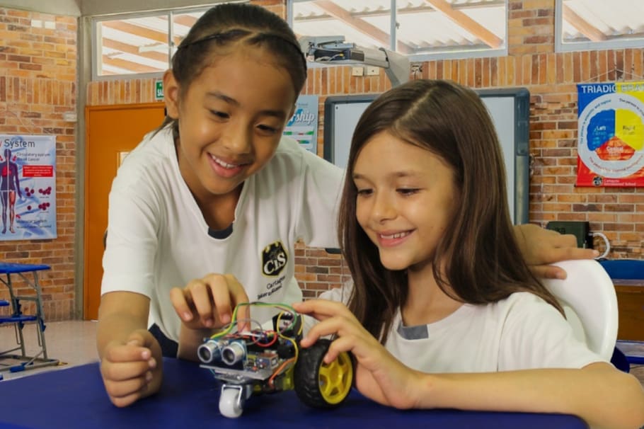 Día de la mujer: con robótica y apps se reduce la brecha de género en la educación