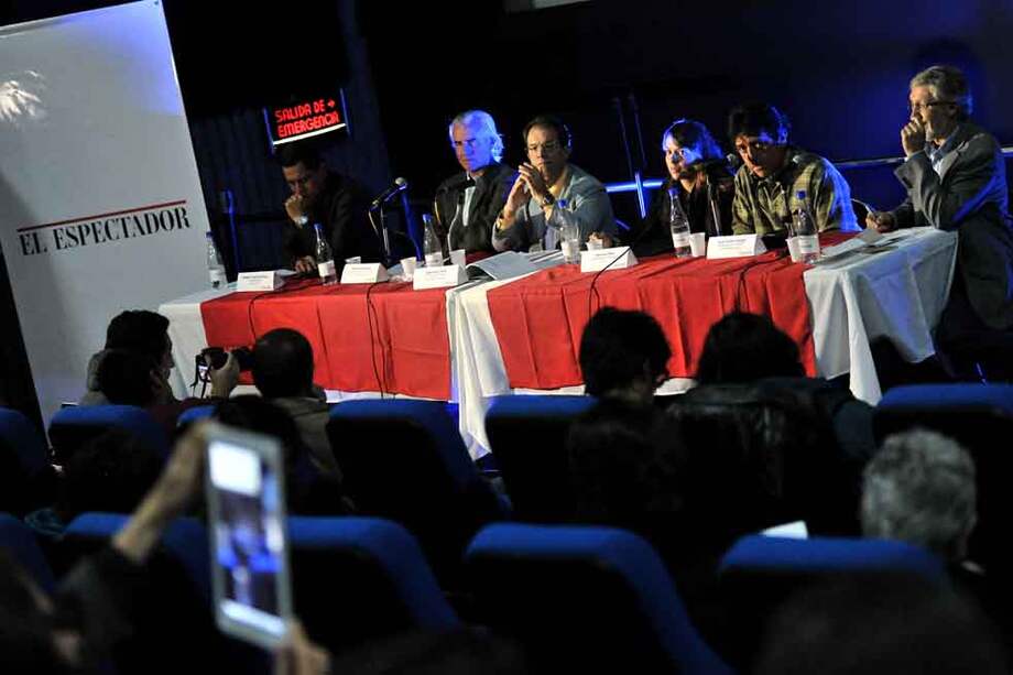William Parga (Sintraunicol), el profesor Mario Hernández, el vicerrector Jorge Bula, la estudiante Mariana Ríos, Juan Arango (Pro Mejora Salarial) y Carlos Miñana. / Luis Ángel