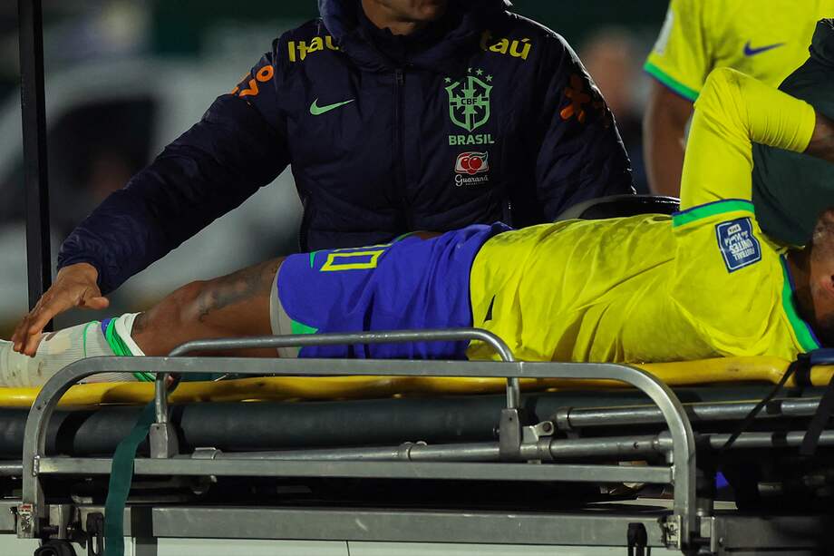 Neymar sale lesionado luego de su partido enfrentando a Uruguay con Brasil.