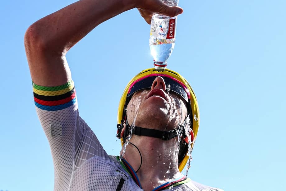 Tadej Pogacar se refresca con una botella de agua, tras ganar una de las etapas del arranque del Tour de Francia 2026.