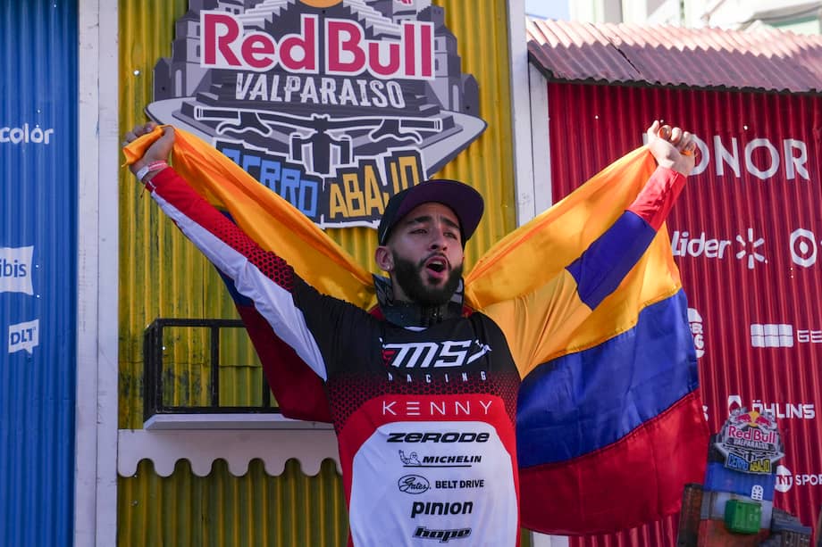 Sebastián Holguín celebra su victoria durante el Red Bull Valparaíso Cerro Abajo 2026.