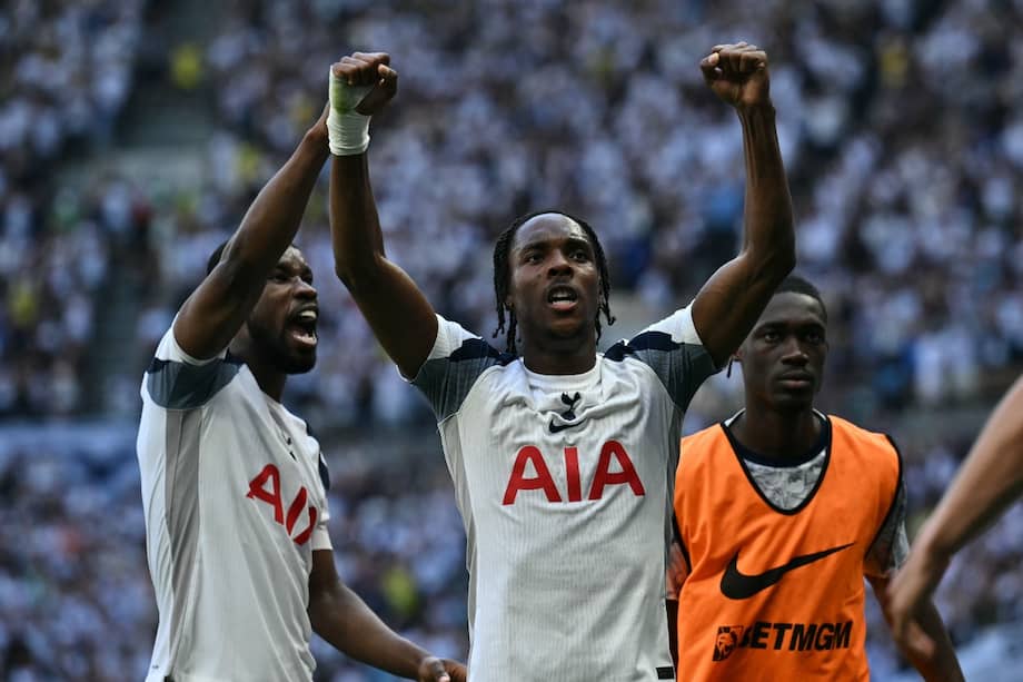 Kevin Danso (izq.) y Mathys Tel (cent.) celebran en el partido en el que los Spurs salvaron la categoría.