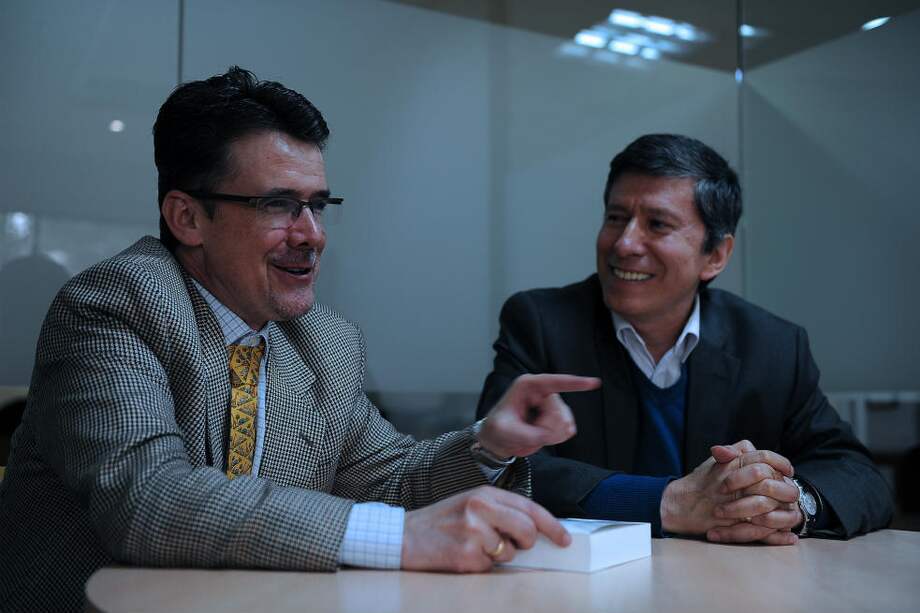 El editor Juan Vicente Martínez (izq.) y el autor Fernando Rodríguez-Zárate.