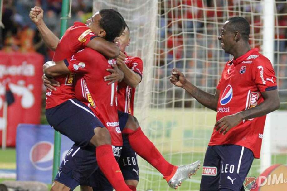 Los jugadores de Independiente Medellín celebran el gol de la victoria contra el Bucaramanga. Foto: DIM Oficial