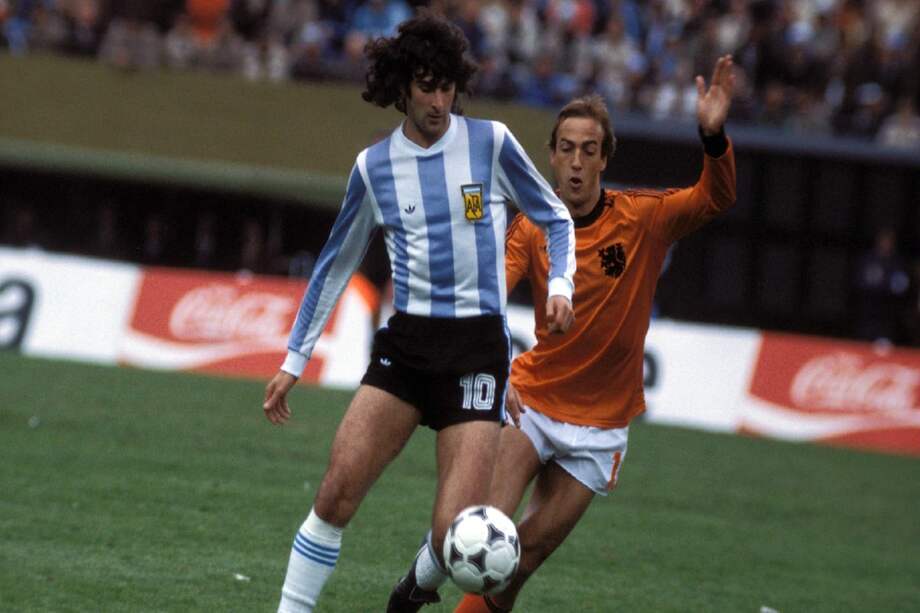 Mario Kempes (Argentina) cubriendo el balón ante la presión de Johan Neeskens (Holanda) en la final del Mundial de Argentina 78 en el estadio Monumental.