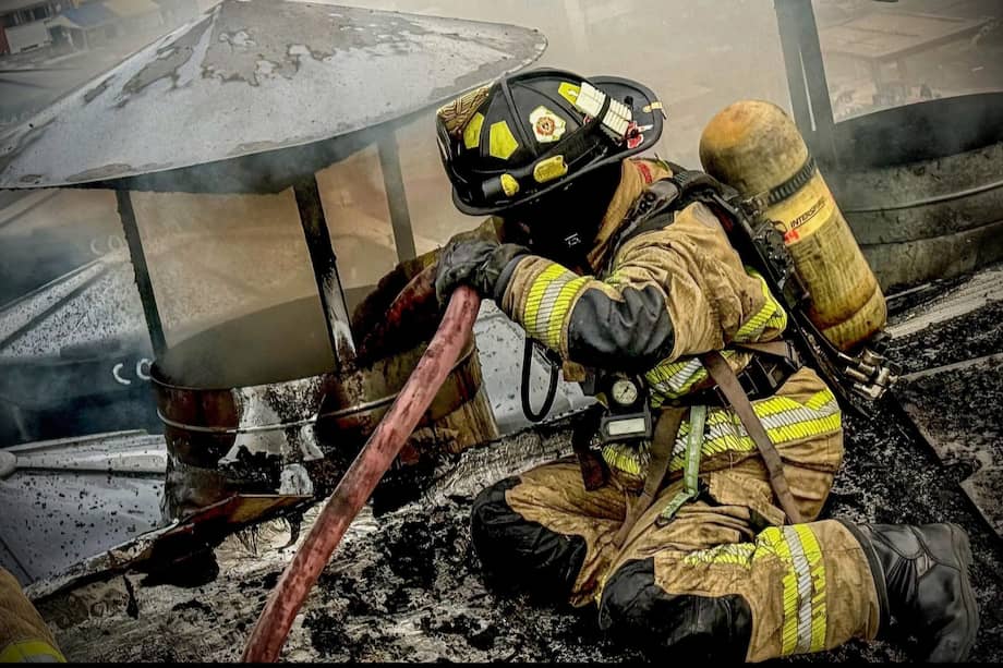 Uno de los bomberos atiende la emergencia en el restaurante Gran Parrilla Boyacense.
