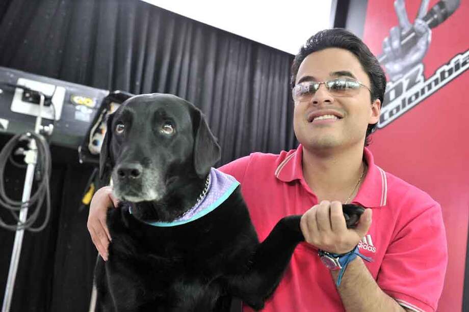 Camilo Martínez, desde el teatro Ástor Plaza, de la mano de su guía y compañera ‘Abril’. / David Campuzano