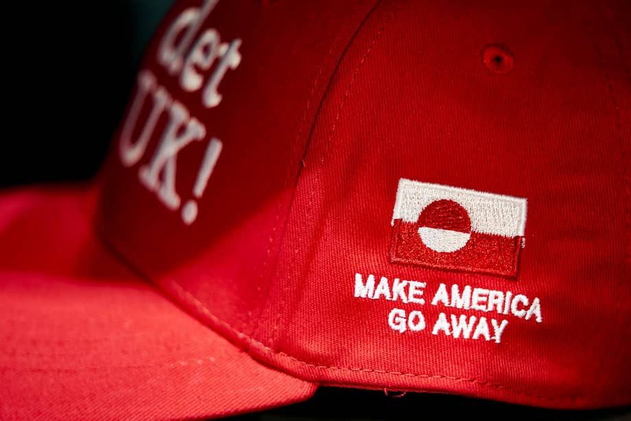 Una gorra con los eslóganes “¡Ahora es Nuuk!” y “Haz que América se vaya” se vende en Copenhague como protesta contra el interés de Trump en Groenlandia.
