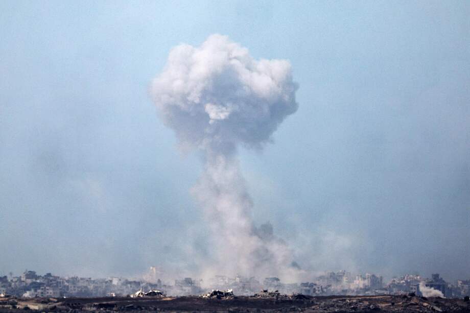 El humo se eleva tras un ataque aéreo israelí en las afueras de Ciudad de Gaza.