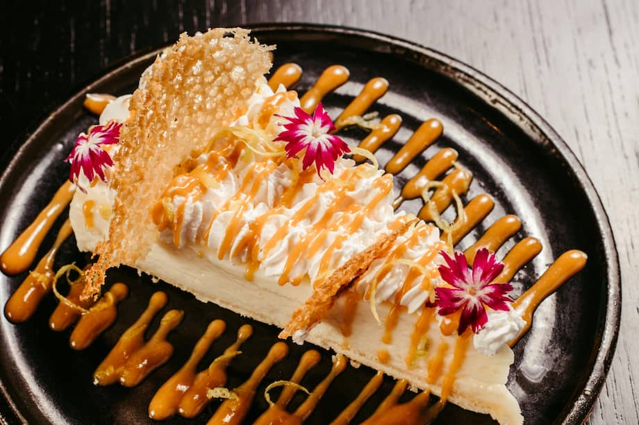 Sirve esta torta de yogur griego con salsa de arequipe.