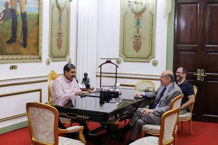 El presidente Nicolás Maduro y el excanciller Álvaro Leyva se reunieron este 28 de agosto en Caracas.