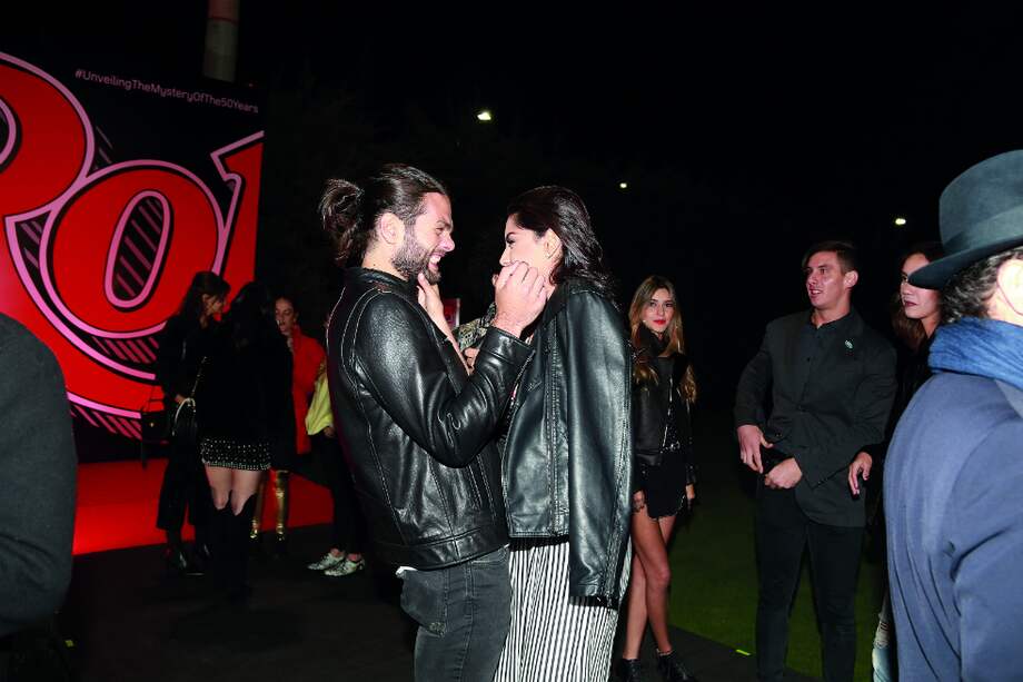 Laura González y Tomas Crosoe durante la presentación de Juanes en Bogotá. / Revista Vea