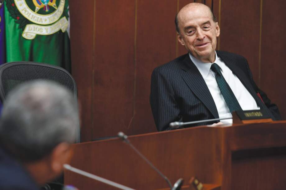 "Mientras todo eso se sabe, y el presidente atornilla al canciller, se resiste a entender que sus principales problemas de legitimidad vienen de los suyos. Eso incluye a Álvaro Leyva: un ministro que hoy parece otro si se le compara con el señor de otros tiempos" - Lariza Pizano