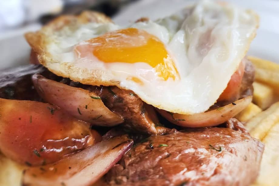 Uno de los platos más reconocidos, incluso a nivel mundial, es el famoso lomo saltado: lleno de sabor, con pocos ingredientes y muy fácil de preparar, es inconfundible.