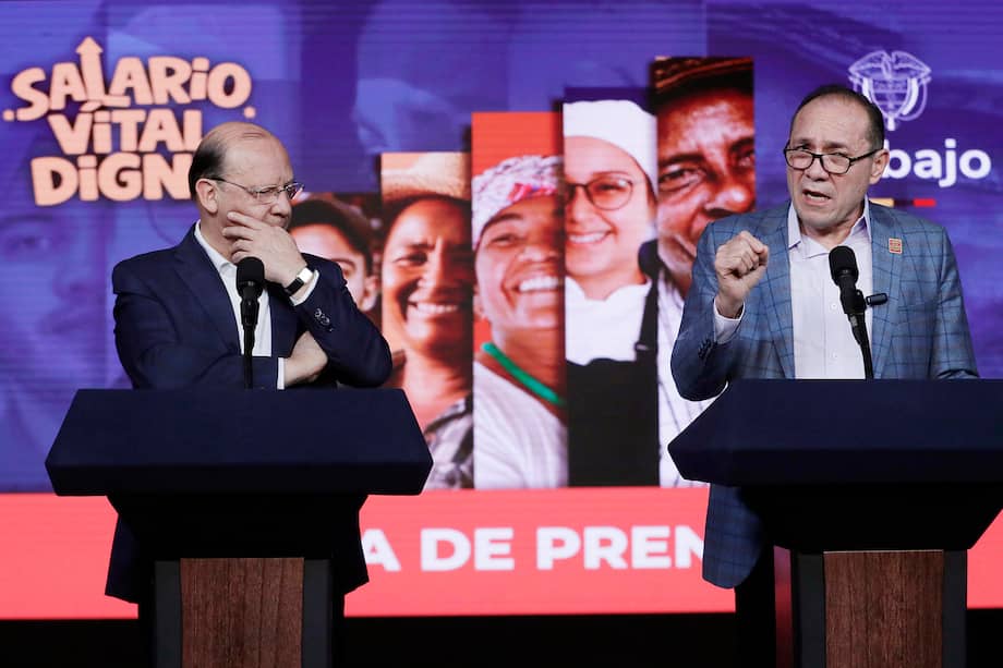 Los ministros colombianos de Hacienda Germán Ávila, y de Trabajo, Antonio Sanguino (d) durante una rueda de prensa para hablar sobre el aumento del mínimo.