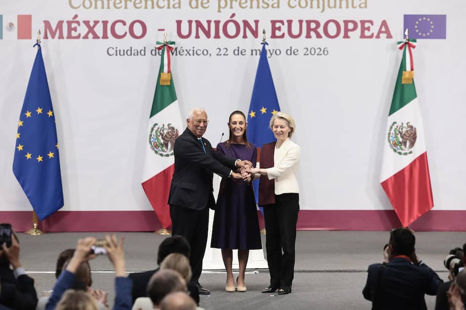 MEX3462. CIUDAD DE MÉXICO (MÉXICO), 22/05/2026.- La presidenta de México, Claudia Sheinbaum (c), la presidenta de la Comisión Europea, Urusula Von der Leyen, y el presidente del Consejo Europeo, António Costa, posan durante la firma del Acuerdo Global Modernizado entre México y la UE este viernes, en el Palacio Nacional de Ciudad de México (México). México y la UE acordaron relanzar su asociación estratégica con una agenda ampliada en comercio, inversión, seguridad, migración y cooperación política, al concluir la VIII Cumbre México-Unión Europea celebrada en Ciudad de México. EFE/ José Méndez