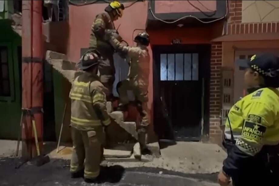 Debido al llanto de los menores, los vecinos le dieron aviso a las autoridades. Los hallaron encerrados con llave y tuvieron que romper las rejas de las ventanas para poder realizar el rescate.