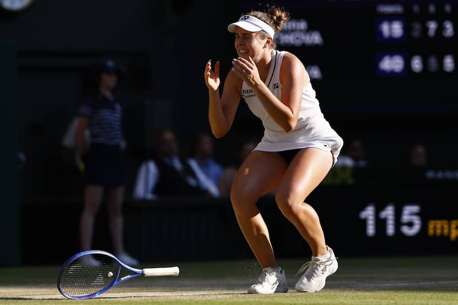 El momento en el que Linda Nosková celebra su victoria en la final de Wimbledon.