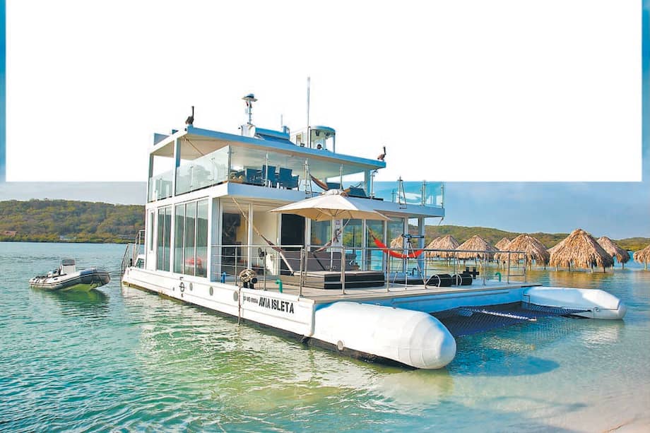 Desde hace dos años flota en la Ciénaga de Cholón, a 35 minutos en lancha desde Cartagena, cerca a la isla de Barú, una acogedora casa navegante de 340 metros cuadrados, operada por Aviatur. / Cortesía.