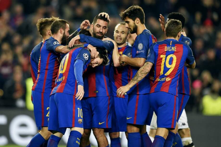 Los jugadores del Fútbol Club Barcelona celeran uno de los goles con los que derrotaron al Borussia Moenchengladbach. / AFP