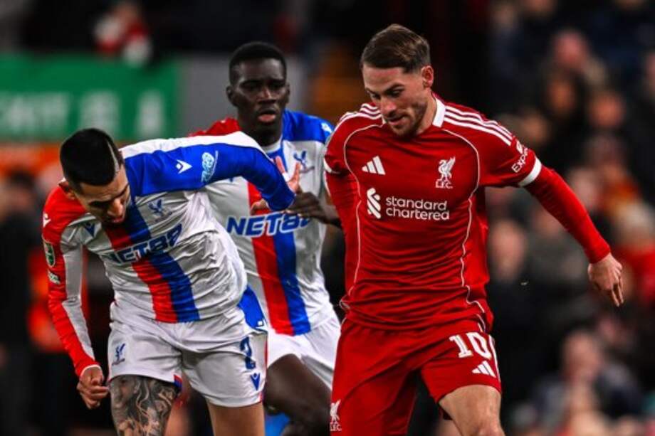 Daniel Muñiz (izq.) disputa un balón con Alexis Mac Allister.