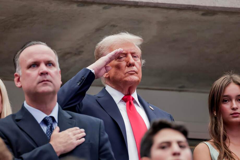 El presidente de Estados Unidos, Donald J. Trump, saluda durante el himno nacional de Estados Unidos antes del partido final individual masculino del Abierto de Tenis de Estados Unidos.