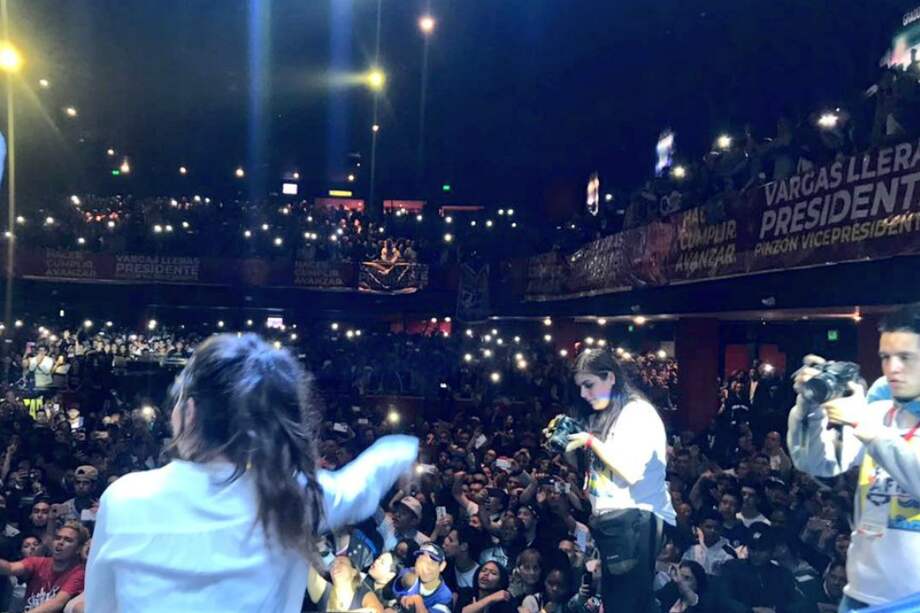 Así lucía el interior del Royal Center, mientras a las afueras se presentaban los actos violentos. / Cortesía: Twitter, @vargasllerista