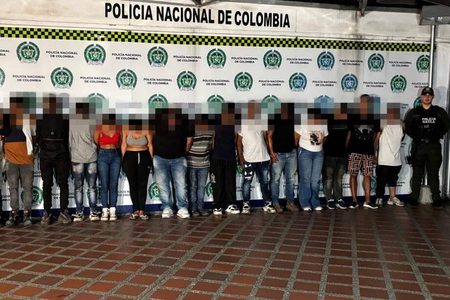 En la operación Renacer, el GAULA capturó a 16 personas en Risaralda, Caldas y Valle del Cauca por concierto para delinquir, extorsión y porte ilegal de armas. Entre los detenidos está alias Rambo, líder de La Oficina, junto a 15 integrantes más.