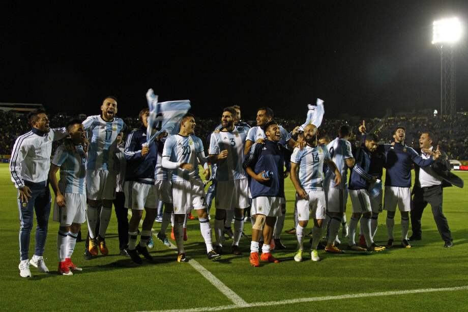 Lionel Messi metió los tres goles para un 3-1 de la albiceleste frente a Ecuador, en la última noche de la dura clasificatoria regional. / AFP