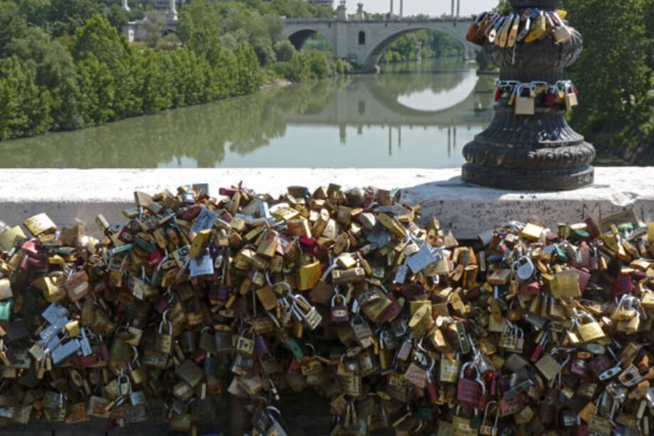 La moda de los "candados del amor" se esparce por el mundo