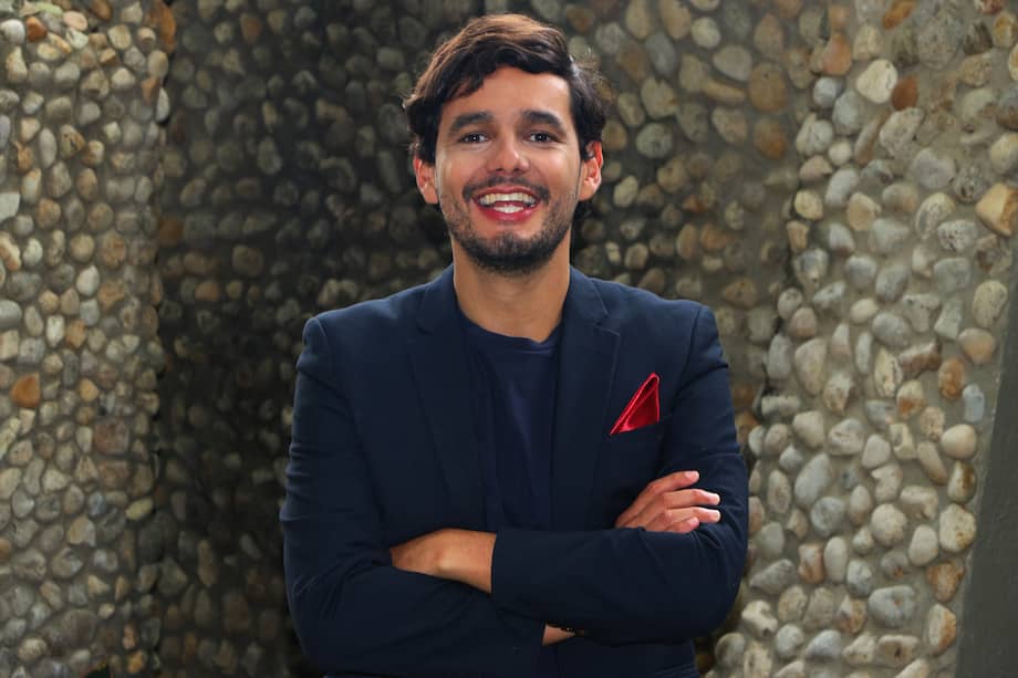 Él es el emprendedor detrás de una empresa enfocada en formalizar el sector del turismo a través de la educación.