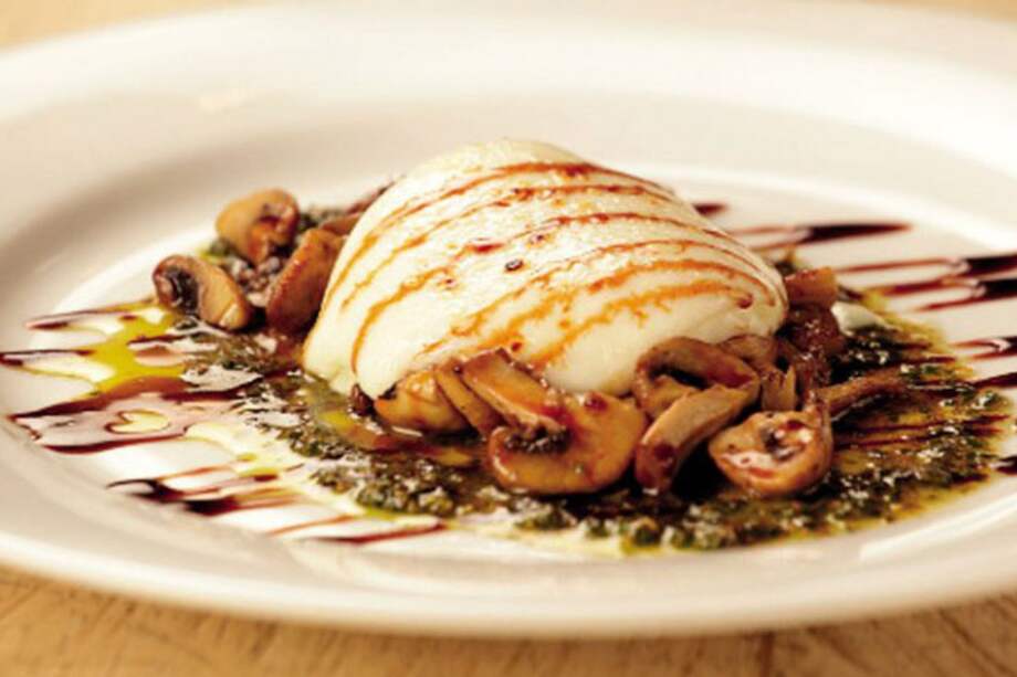 Queso de cabra al horno sobre champiñón salteado