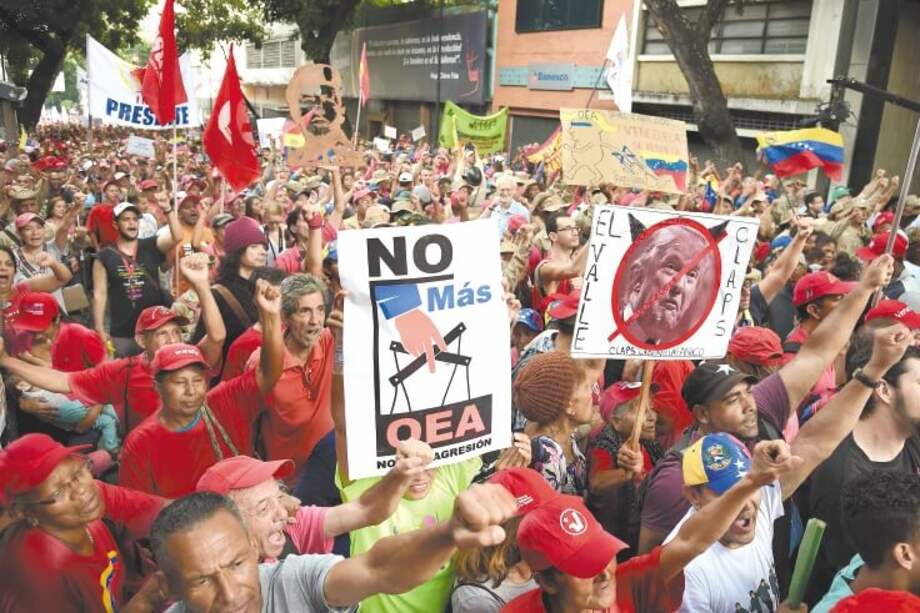 Simpatizantes chavistas celebran el segundo aniversario del anuncio de salida de Venezuela de la OEA. / AFP