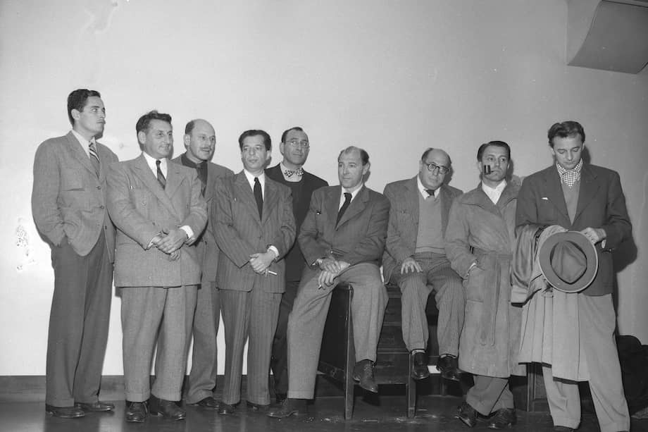 Acusados de desacato al Congreso, nueve hombres de Hollywood se entregaron el 10 de diciembre de1947 al U.S. Marshal. Desde la derecha, Robert Adrian Scott, Edward Dmytryk, Samuel Ornitz, Lester Cole, Herbert Biberman, Albert Maltz, Alvah Bessie, John Howard Lawson y Ring Lardner Jr.