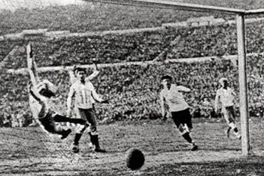 Una de las pocas imágenes de la final de la Copa del Mundo de 1930, en la que Uruguay venció a Argentina 4-2 en el estadio Centenario de Montevideo.