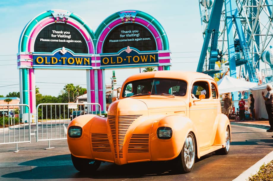 Old Town Kissimmee es un distrito conocido por sus tiendas, restaurantes, atracciones y espectáculos de autos clásicos en un ambiente nostálgico con un estilo de los años cincuenta.