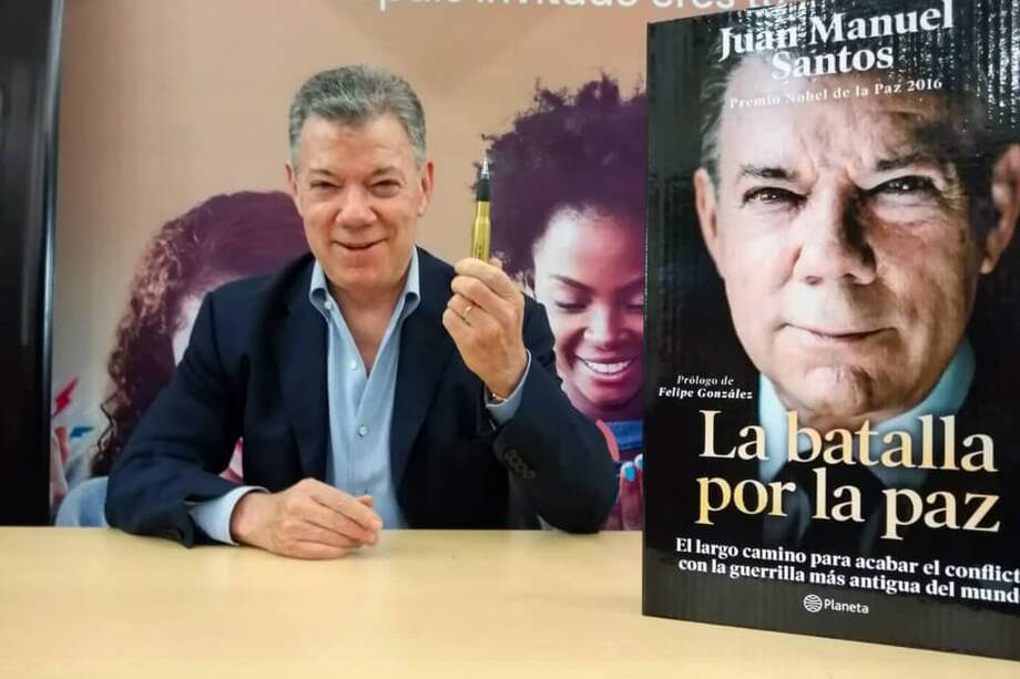 El expresidente Juan Manuel Santos durante la presentación de su libro. / Tomada de la cuenta de Twitter @JuanManSantos