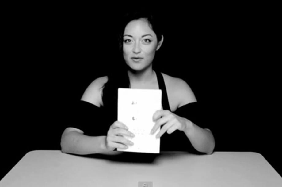 Mujeres teniendo orgasmos mientras leen un libro