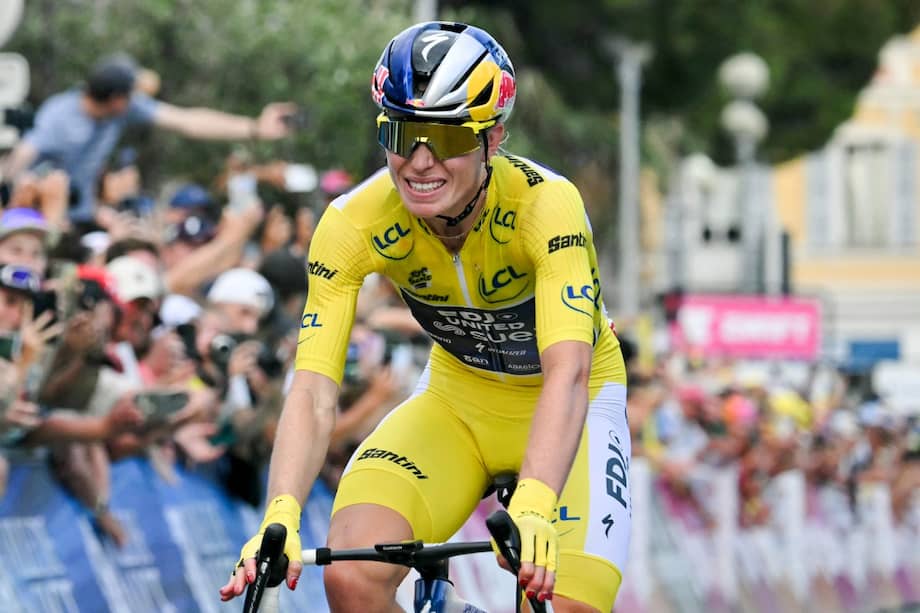 Demi Vollering, con la camiseta de líder en el Tour de Francia, celebra su nuevo título.