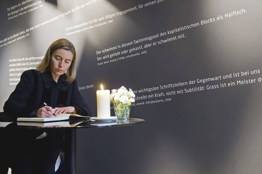 La Alta Representante para la Política Exterior de la UE, Federica Mogherini, firmando el libro de condolencias expuesto en la Casa Günter Grass de Lübeck, Alemania. / EFE