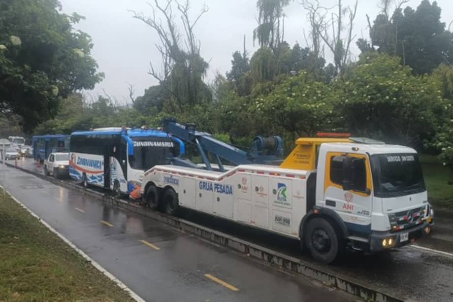Bus varado en la Autopista norte