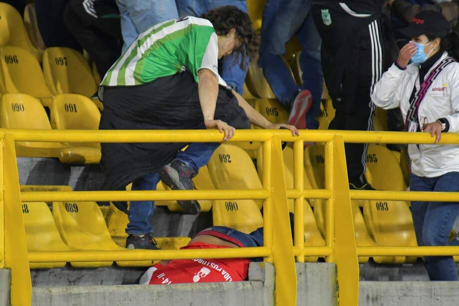 Julián Mateo Molina, el hincha de Nacional que agredió a uno de Santa Fe, se enfrenta a un proceso por tentativa de homicidio.