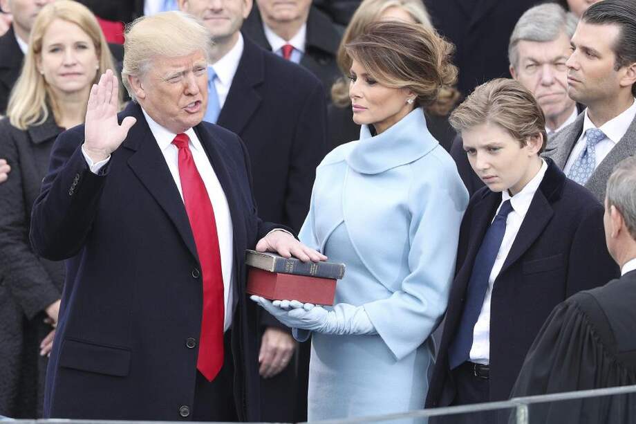 Donald Trump juró como presidente sobre dos biblias, una de su propiedad y otra que usó Abraham Lincoln. / EFE
