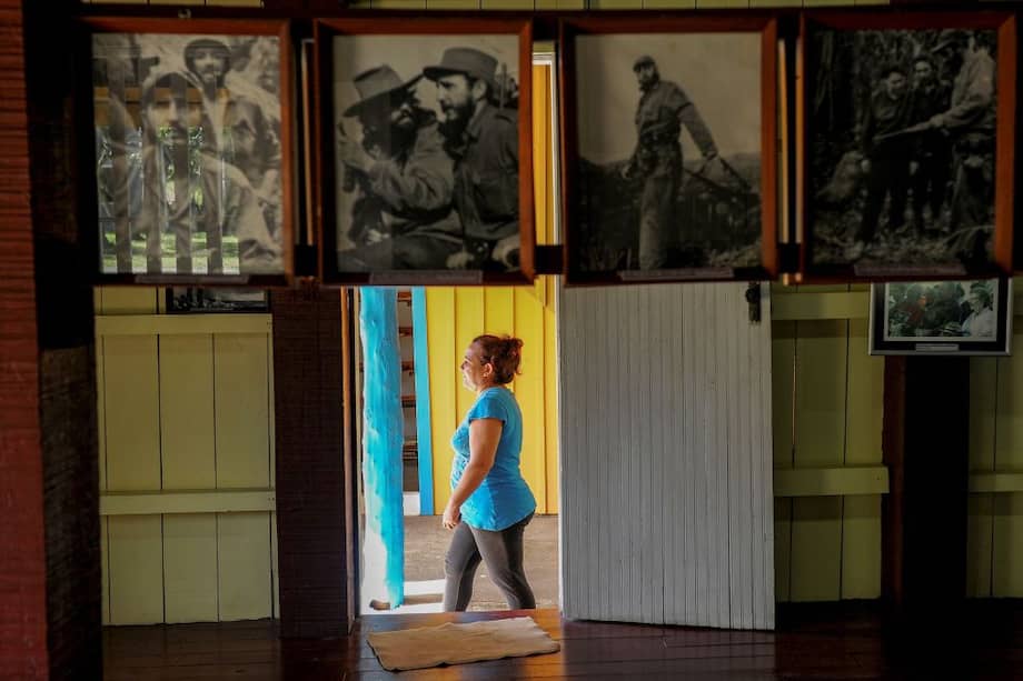 AFP / Una mujer visita la casa de la familia Castro en Birán.