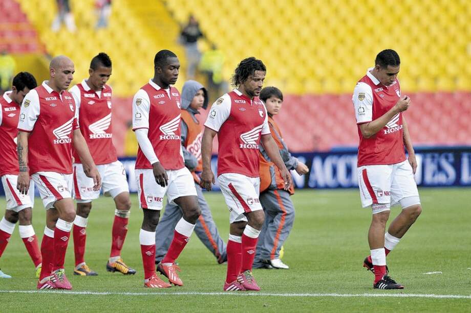 Los jugadores se Santa Fe salieron cabizbajos tras la derrota. / Gustavo Torrijos