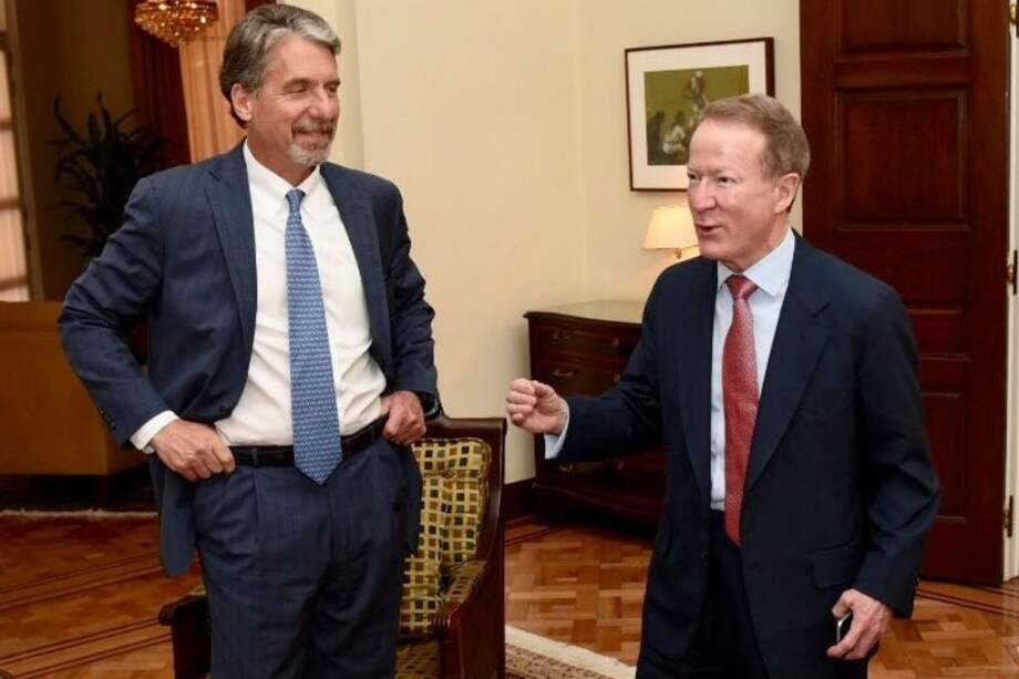 El actual embajador de EE.UU., Kevin Whitaker (I) con el exembajador Willliam Brownfield. / Embajada de Estados Unidos