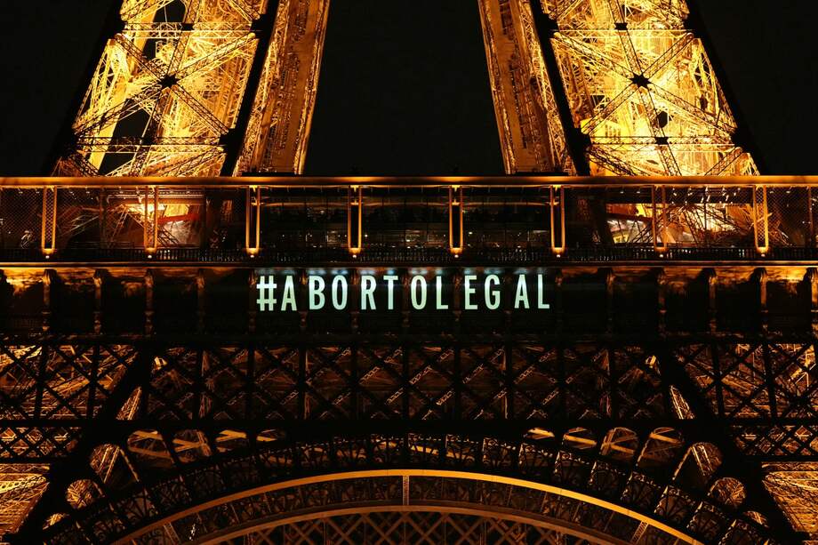 La Torre Eiffel lleva el mensaje: "Aborto Legal". El nuevo artículo de la Constitución se oficializará el 8 de marzo, Día Internacional de la Mujer, durante la “ceremonia de sellamiento”. Este evento también será histórico, pues por primera vez se realizará abierto a toda la ciudadanía.